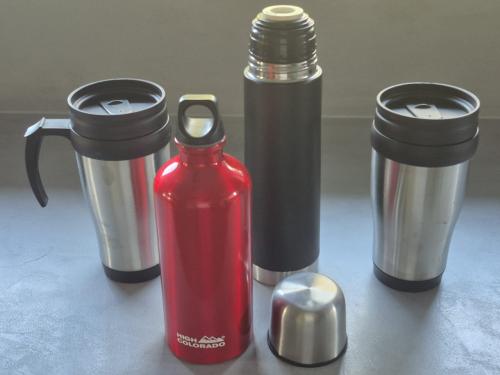 Thermoskan en drinkbekers