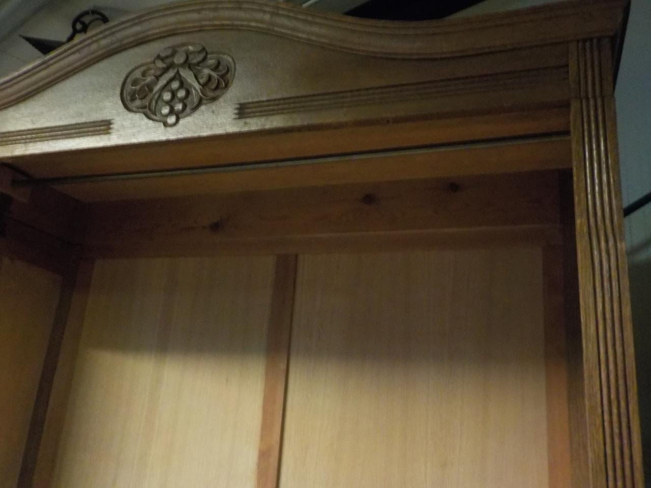 Antieke hang kleerkast in zeer goede staat met spiegel op deur en 2 laden