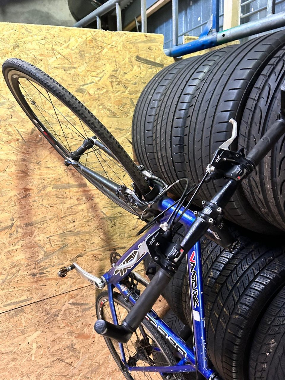 VANTUYL RACEFIETS MET KLIKPEDALEN