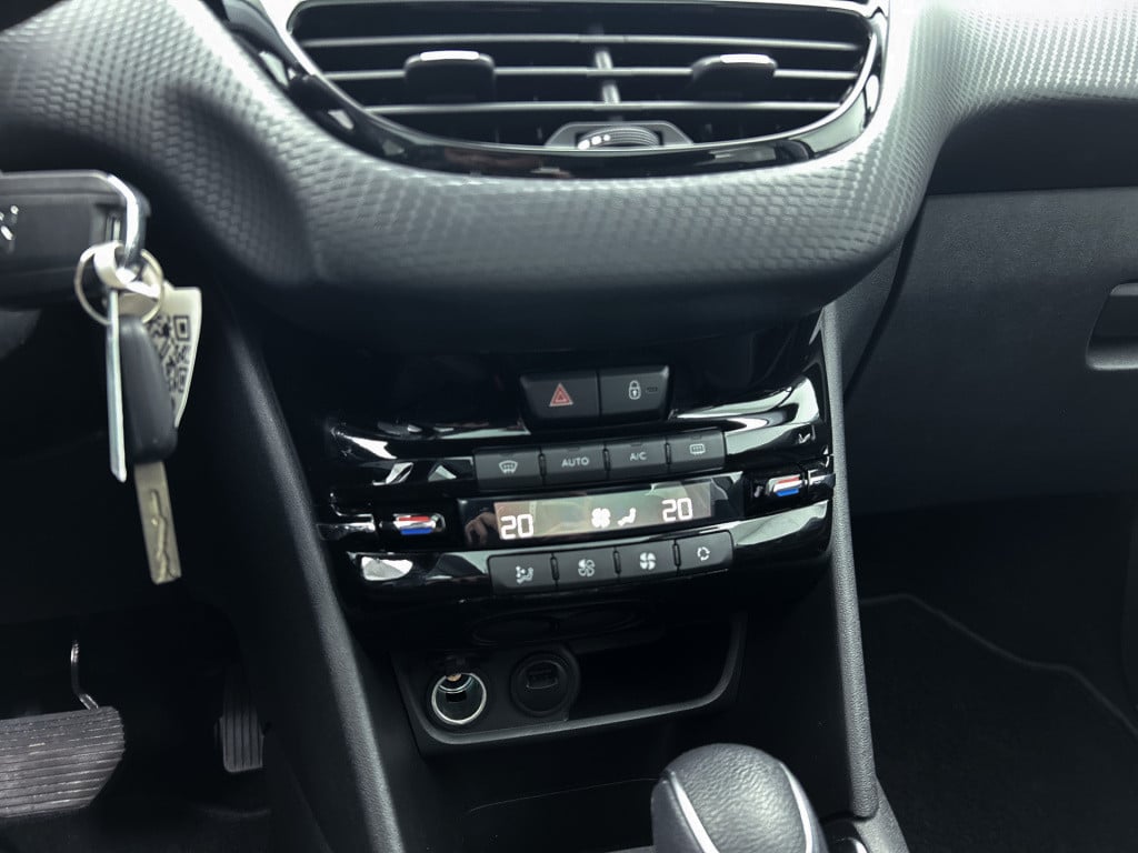 Peugeot 208 110pk automaat allure | rijklaar | panoramadak | navi | achteru