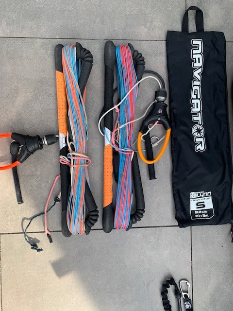 Kiteboard  set : Cabrinha board + 3 PLKB kites + 2 bars + pomp & leash