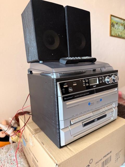 Radio cd cassette draaitafel  + boxen  en afstandsbediening