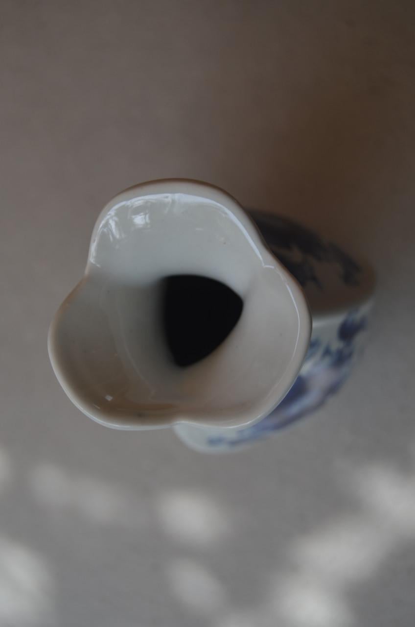 Fraai blauw / wit aardewerk vaasje in prima staat