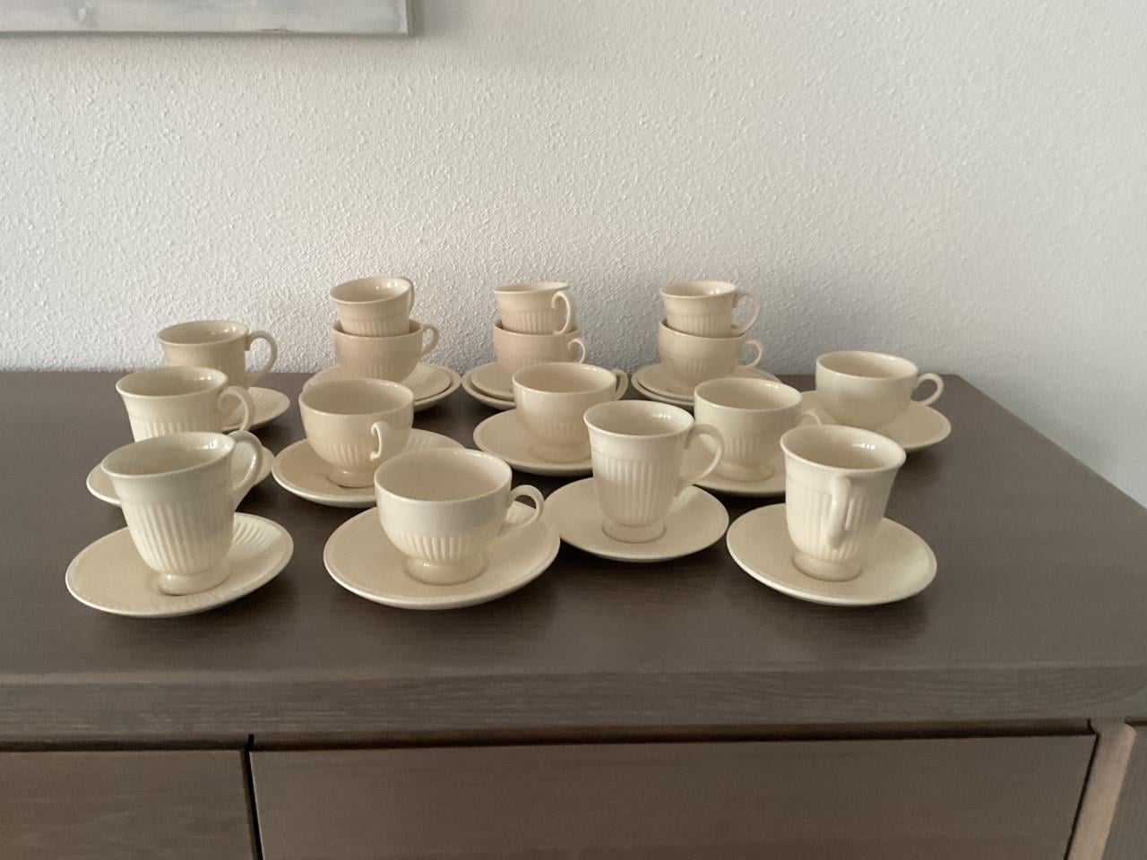 Thee en koffie kop en schotels