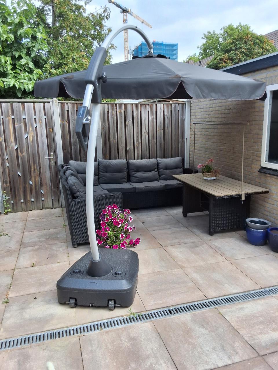 Zweefparasol 3x3 , 2 maanden oud
