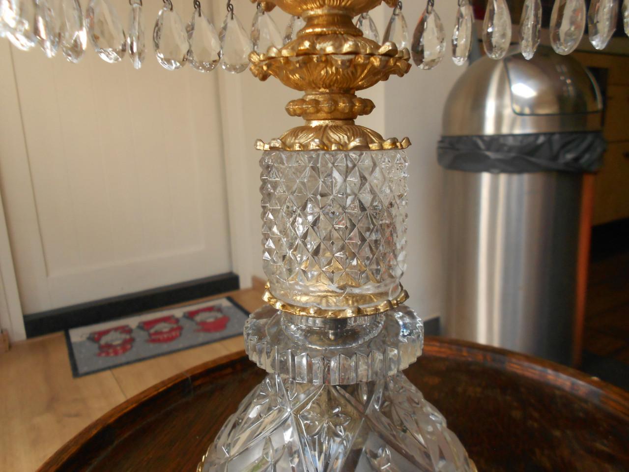 Vintage Franse tafellamp met cherub aan de bovenzijde.