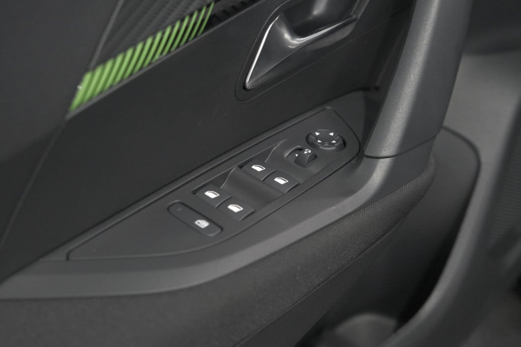 Peugeot E-2008 ev active 50 kwh | parkeersensoren | apple carplay | climate