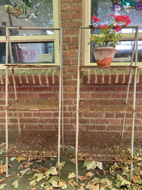 2 Oude metalen plantenrekken