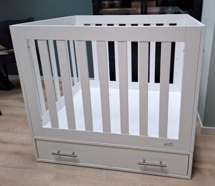 Zeer nette, witte box te koop!