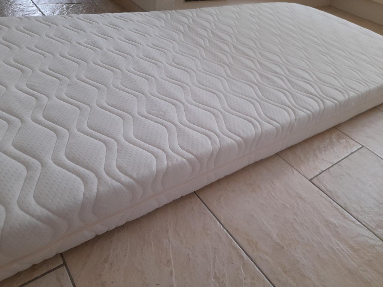 2 x 90 x 200 x 16  Matrassen (in goede schone staat )