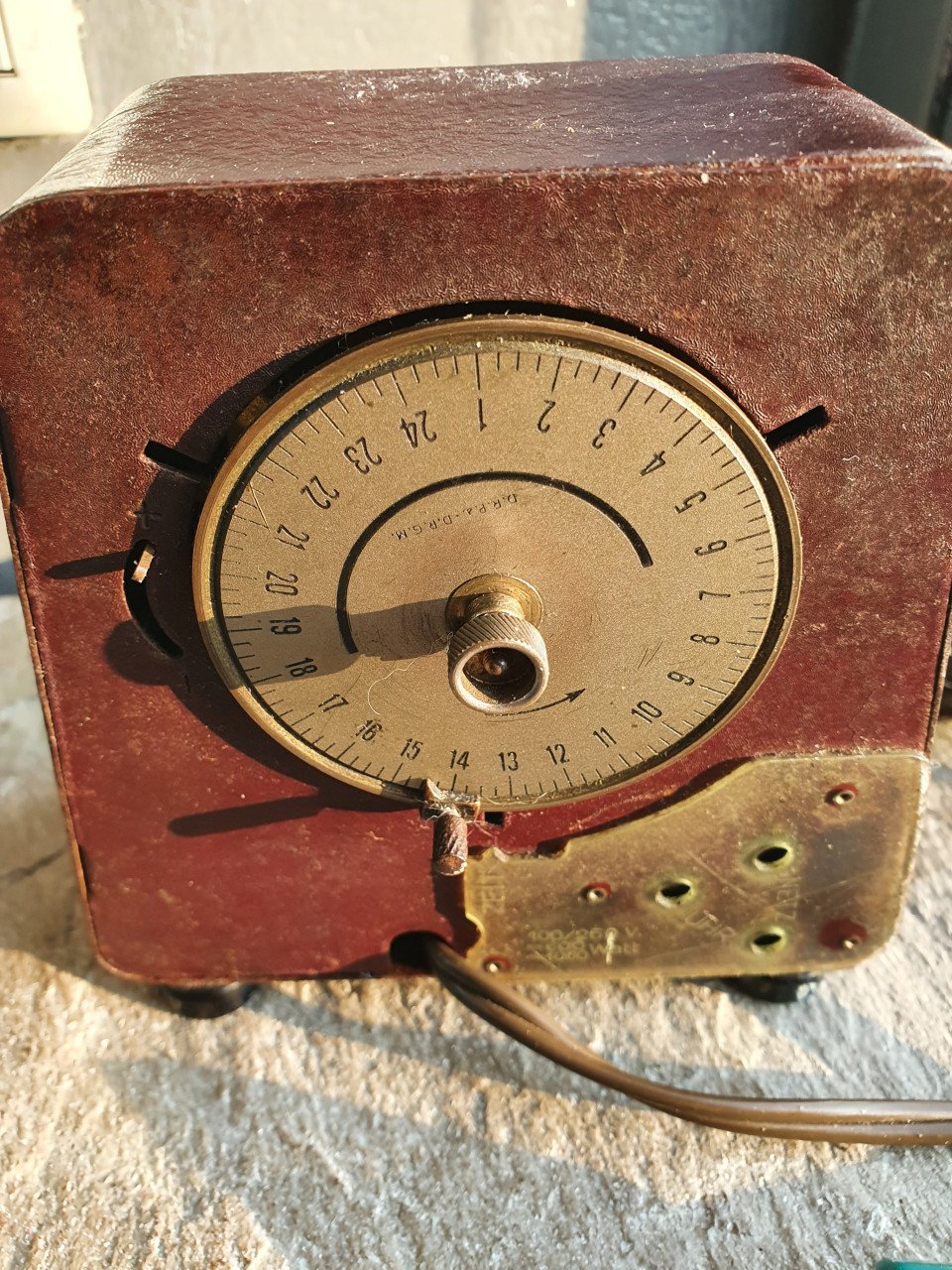 Prachtige antieke opwind-klok met electrische tijdklok....