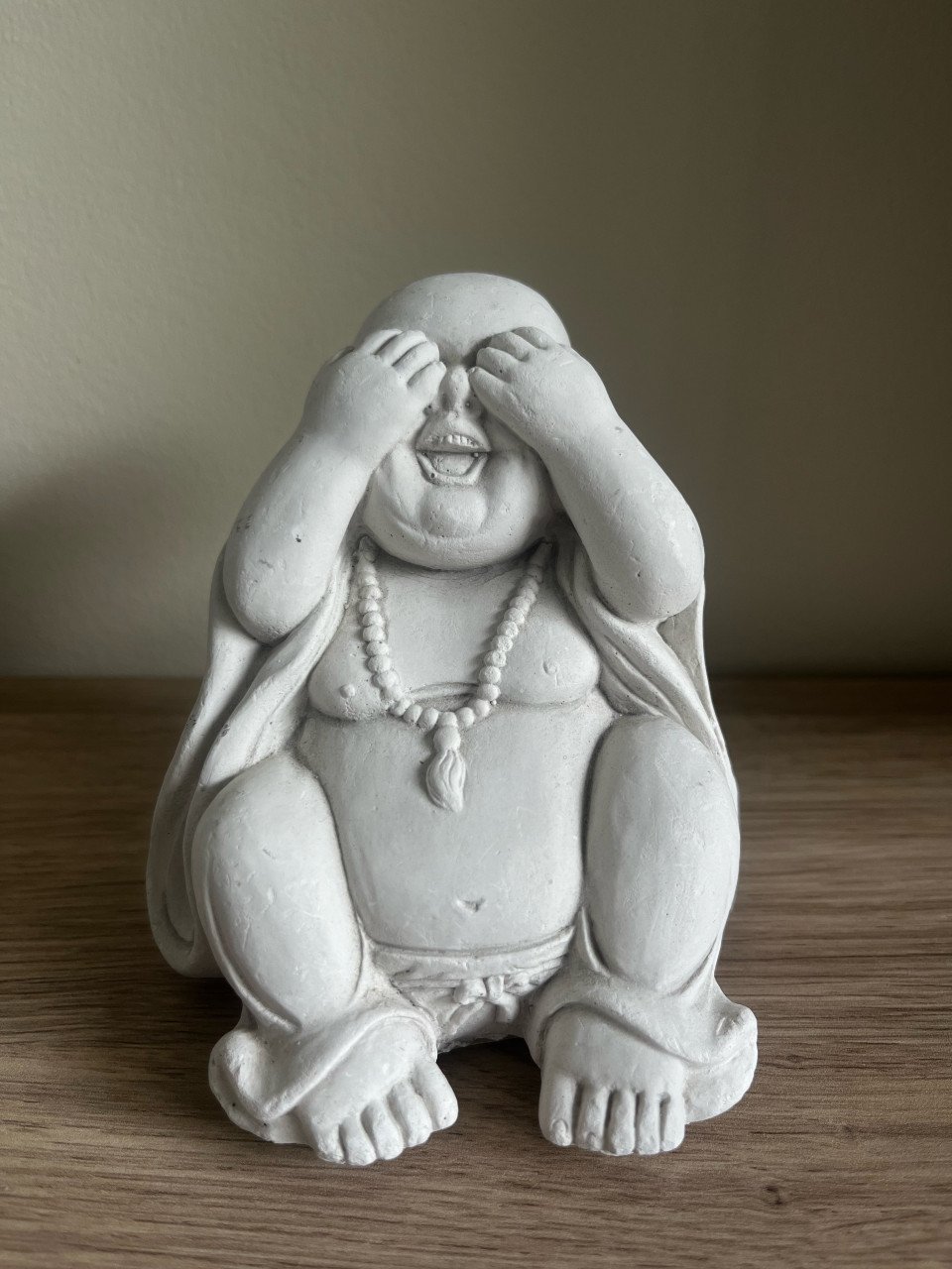 Boeddha beeldjes wit. Horen, zien, zwijgen.