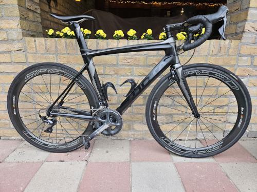 Kuota Kougar full carbon racer met Ultegra 11-speed.