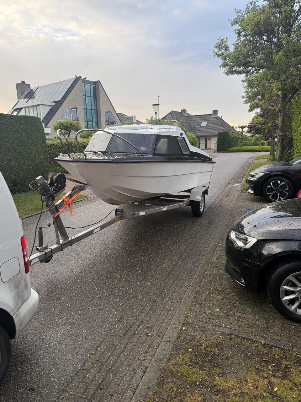 Kajuitboot met stoel en nieuwe vlonder incl stuur inrichting