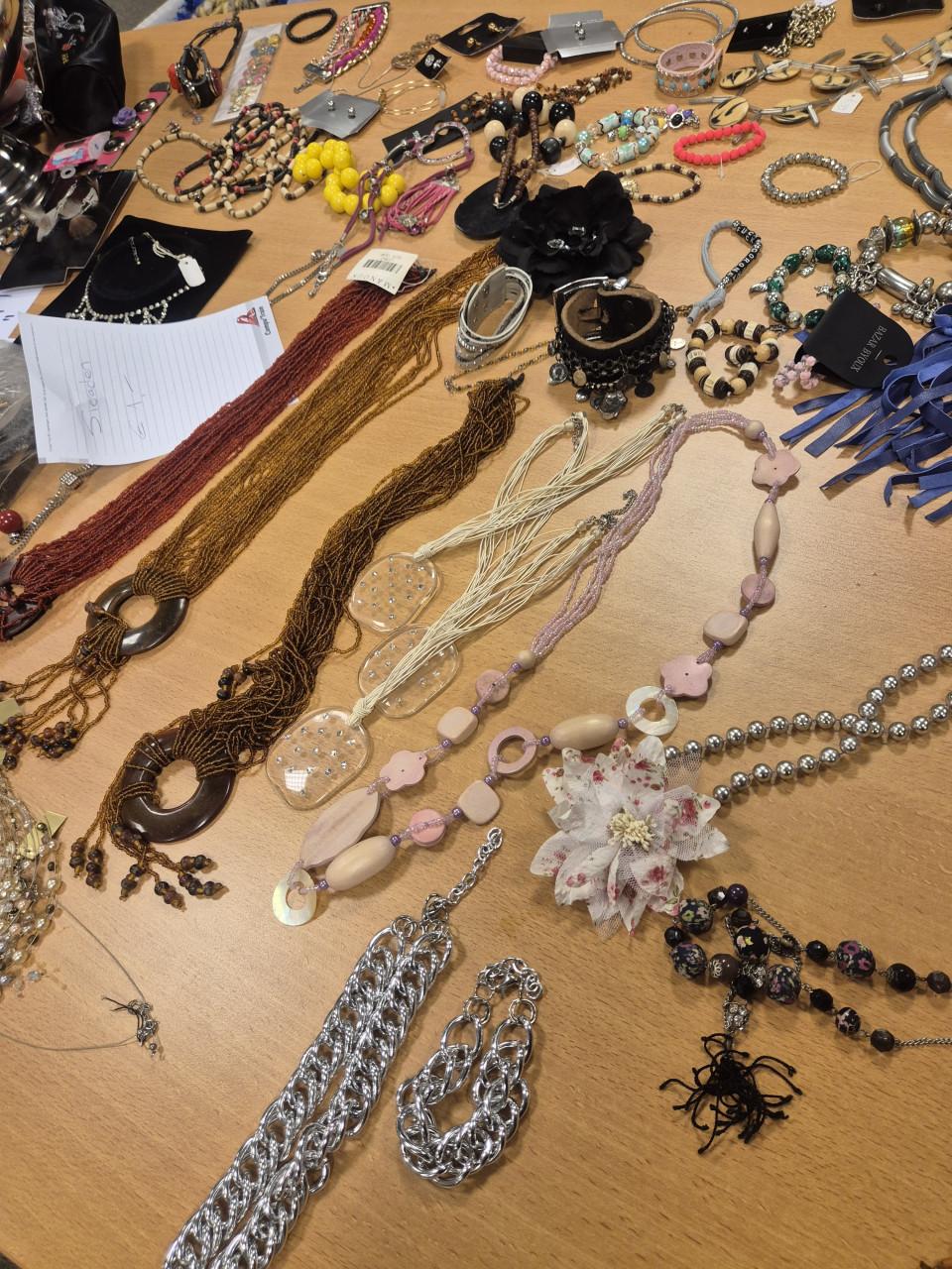 Partij van 100 riemen & sieraden & sjaals