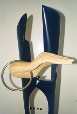 Kunstwerk uit Litauen €.300,00 Maten: H x B x D: 173 cm x 36 cm x 30 cm Kle