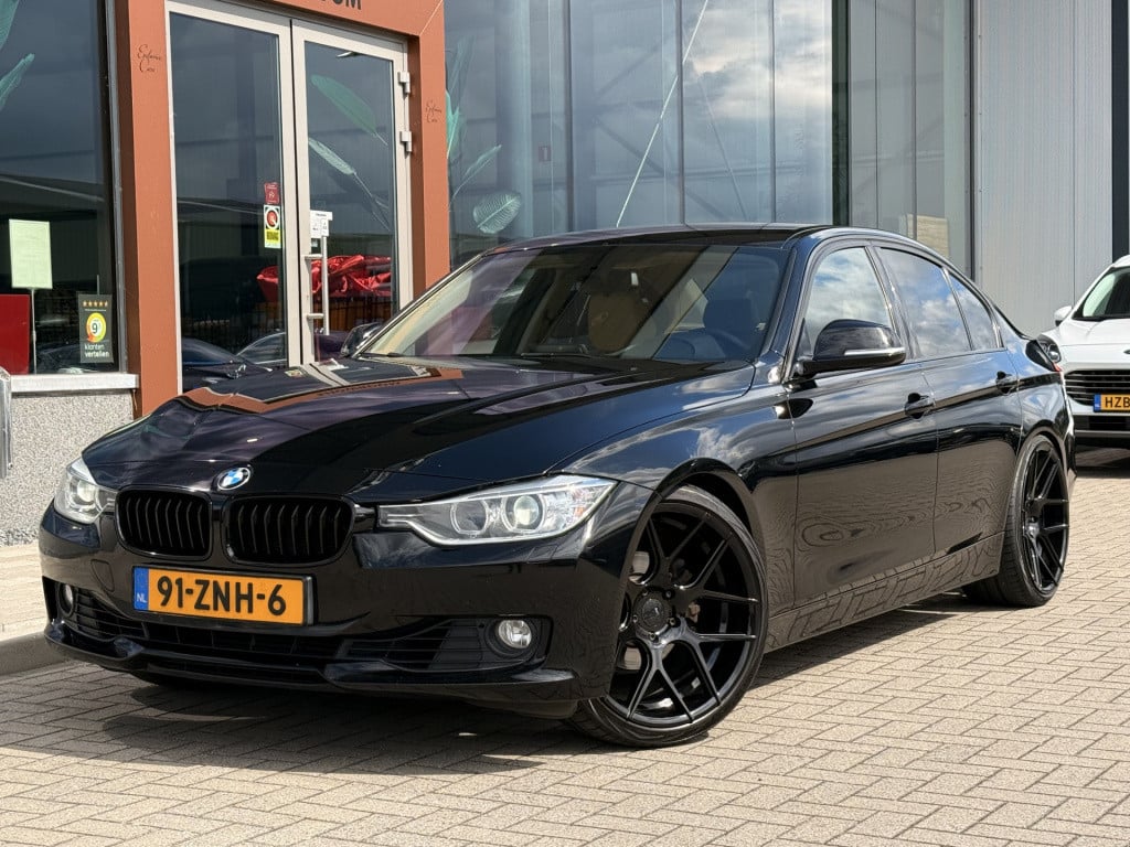 BMW 3-serie 320i high executive | navi | leder | 260pk | elect trekhaak |
