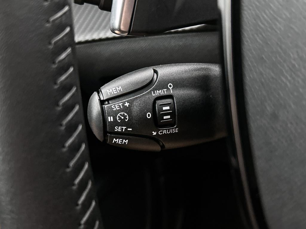 Peugeot 2008 1.2 hybrid 136 allure | rijklaar | 3d cockpit | keyless entry 