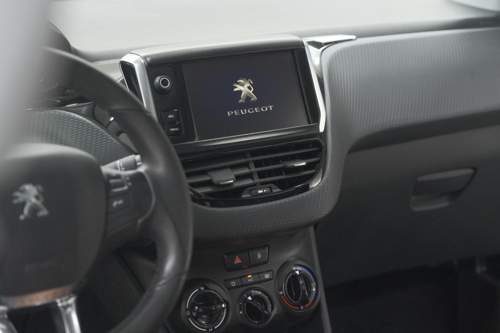 Peugeot 2008 puretech 82 blue lion | trekhaak | panoramadak | navigatie | p