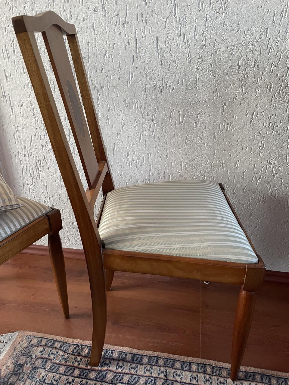 2 antieke stoelen met hout inleg in rugleuning