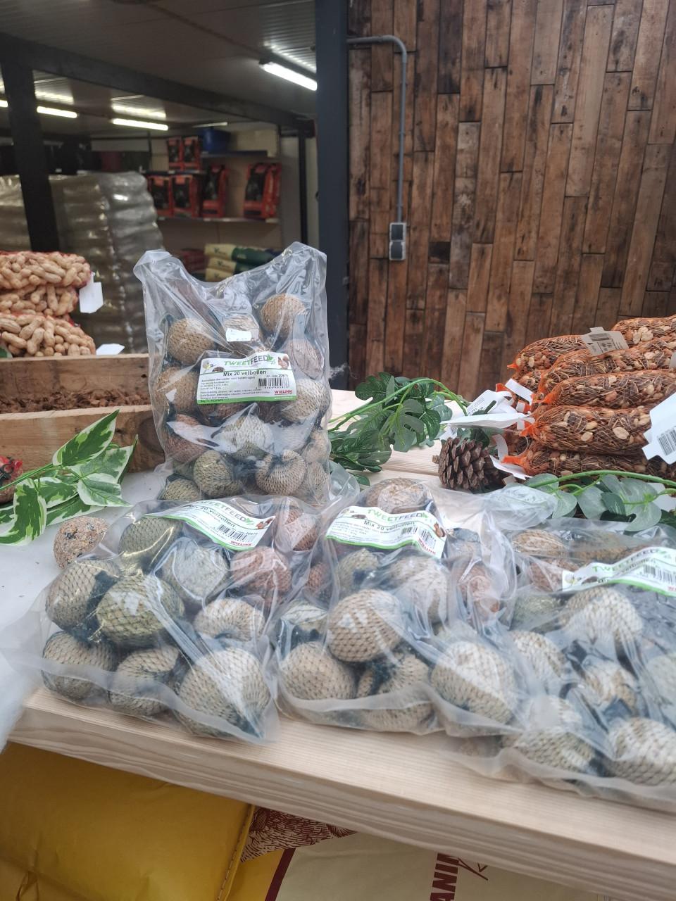 Ruime keuze uit allerlei wintervoer voor de buitenvogels