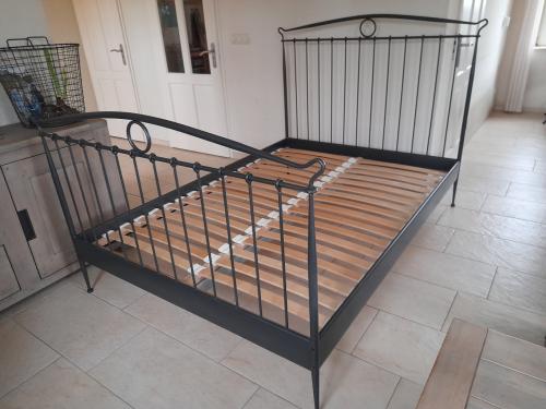 Metalen bed 140 x 200 (in goede nette staat)
