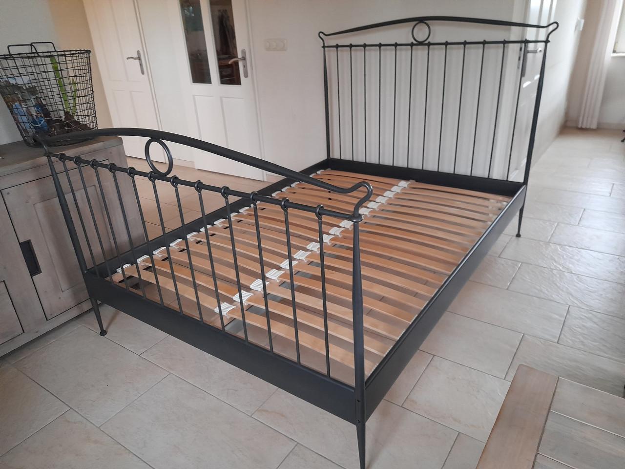 Metalen bed 140 x 200 (in goede nette staat)
