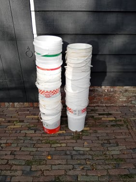 Lege emmers met deksel