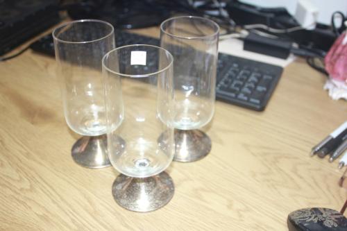 3 bierglazen op verzilverde voet..GERESERVEERD