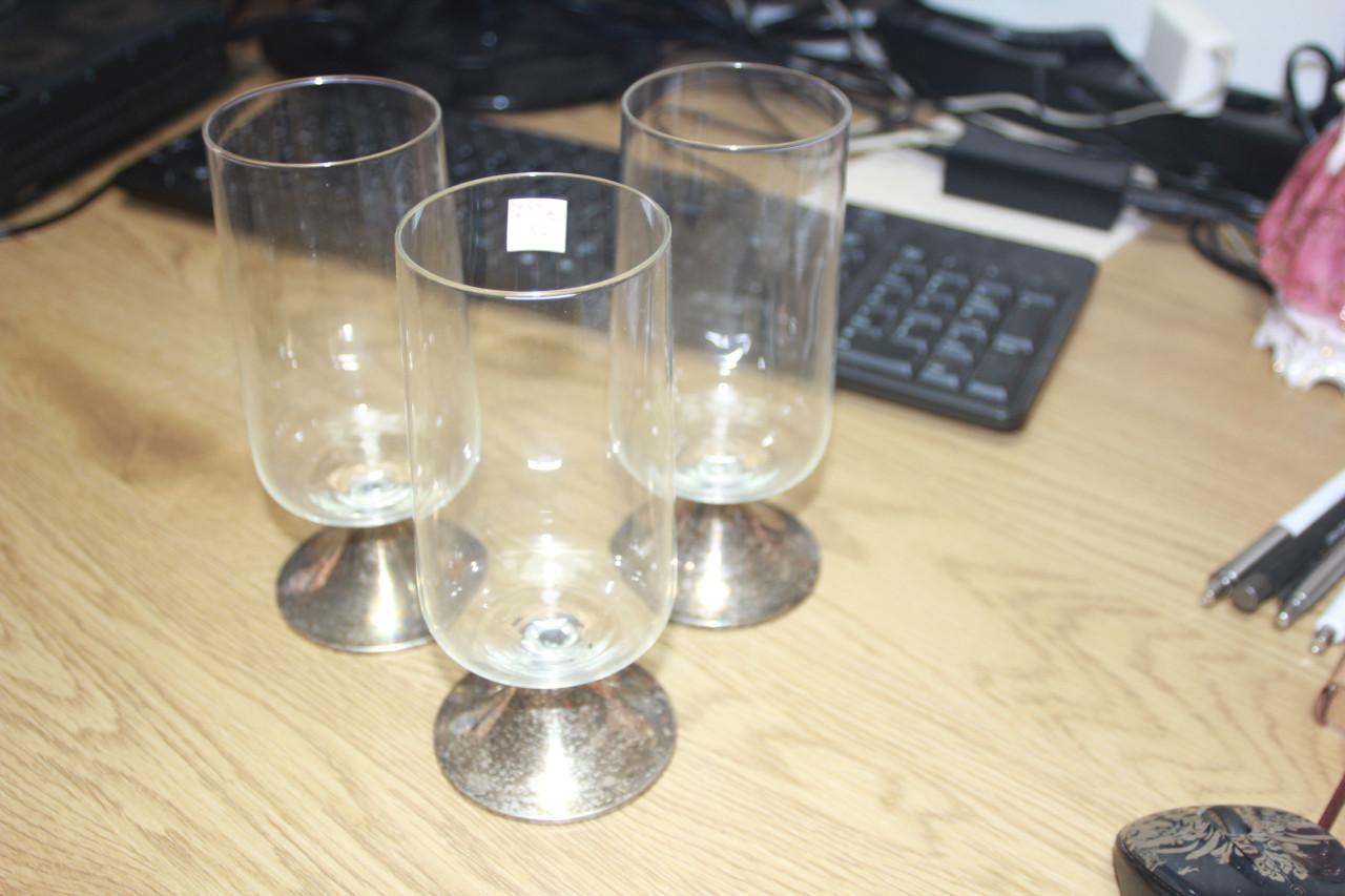 3 bierglazen op verzilverde voet..GERESERVEERD