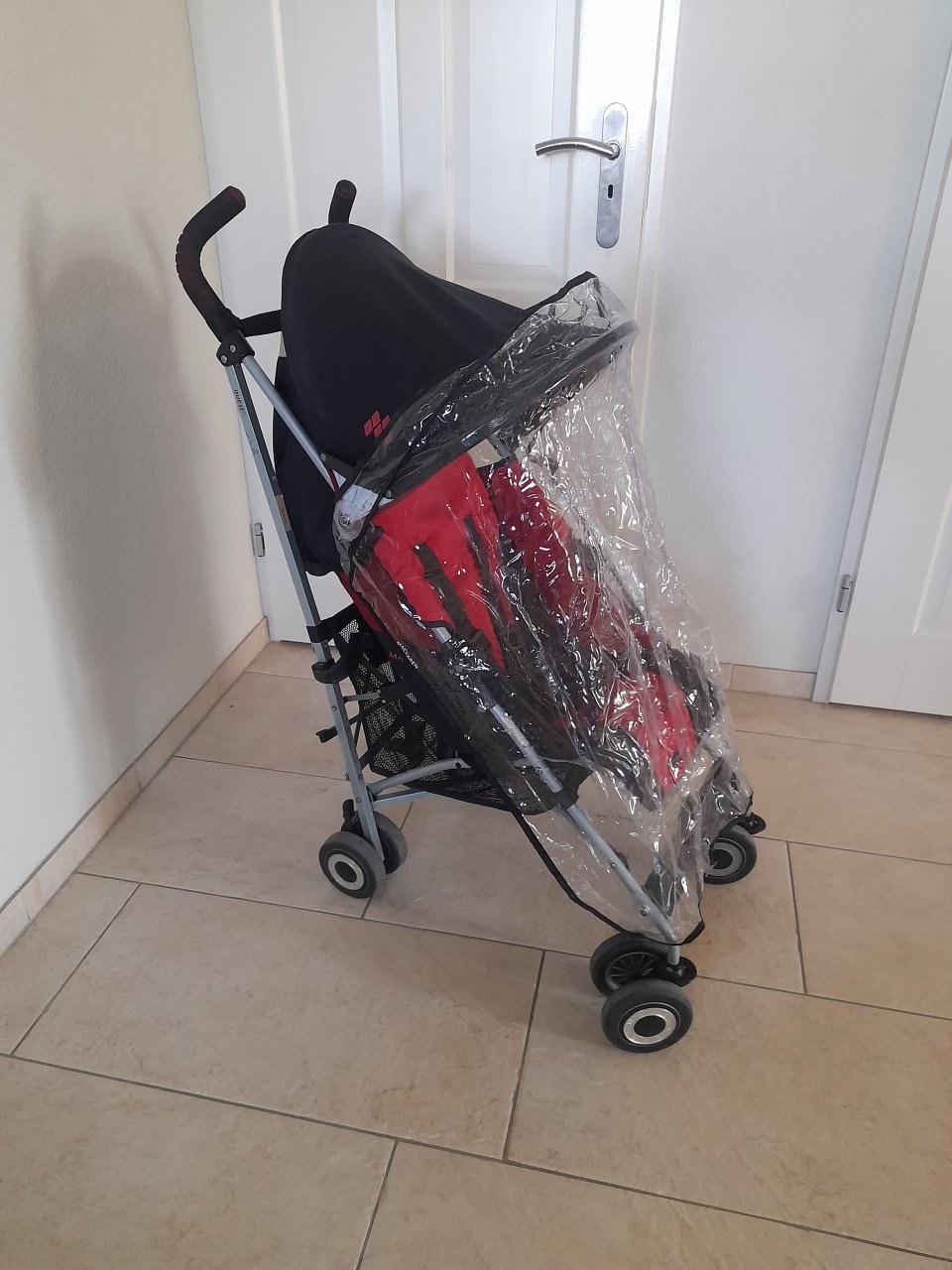 Maclaren  buggy (in goede nette staat ) met regenhoes