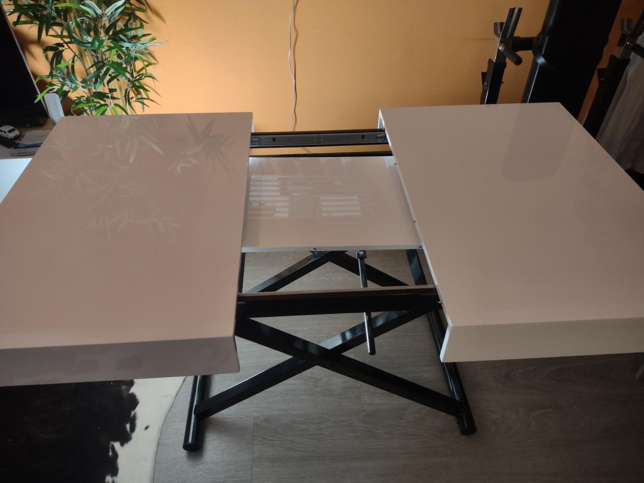 Uitschuifbaar en in hoogte te verstellen witte eet/salontafel