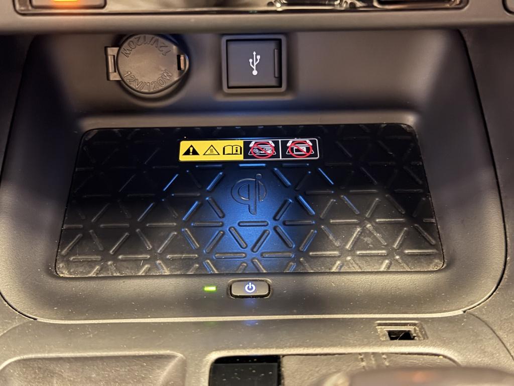Toyota Rav4 2.5 hybrid awd bi-tone| jbl| achtr.camera| adapt.cruise