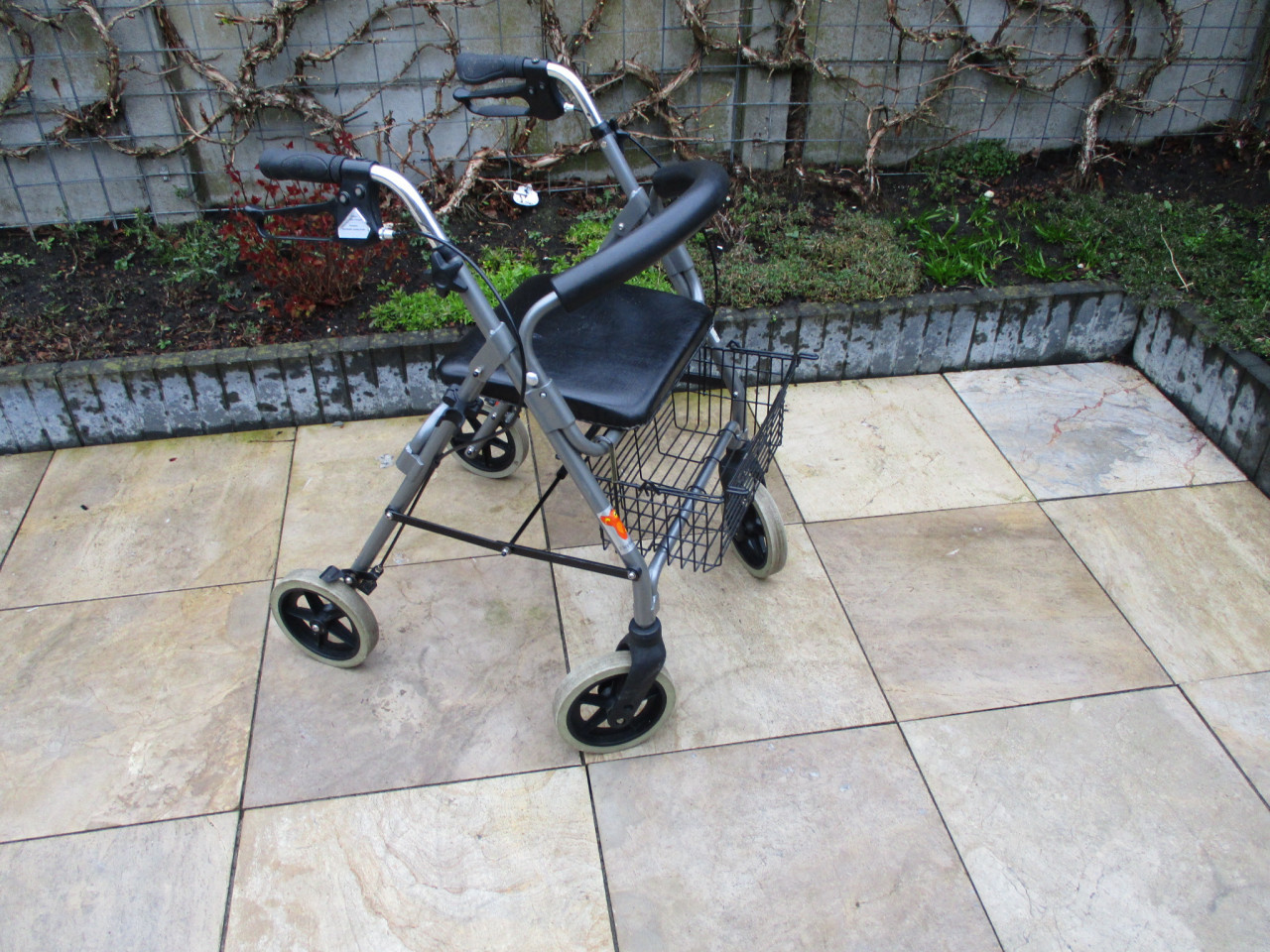 Bijna nieuwe opvouwbare lichtgewicht rollator met zitje mand en rugsteun