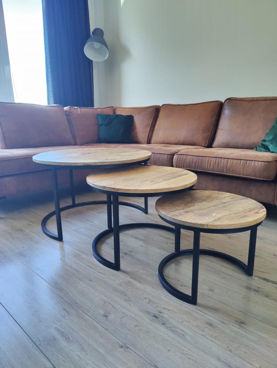 Hoekbank, eettafel + stoelen, salontafeltjes, dressoir