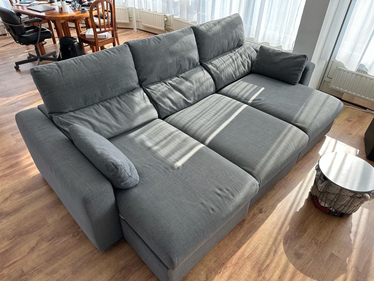 Grijze IKEA Eskilstuna slaapbank met chaise longue
