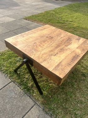 Salontafel met stalen poten