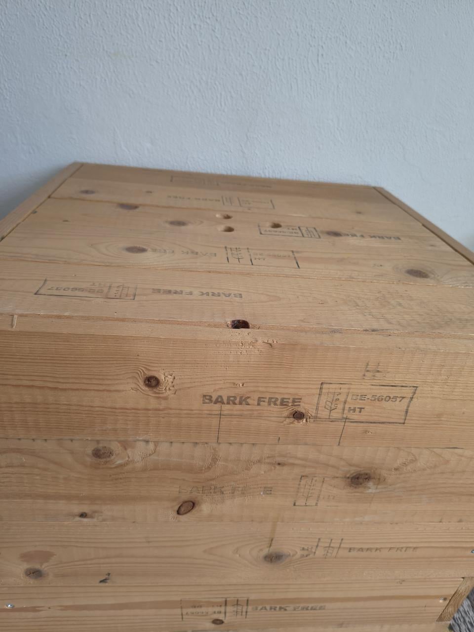 Prachtige vierkante houten opbergkist, kruk met opbergruimte.