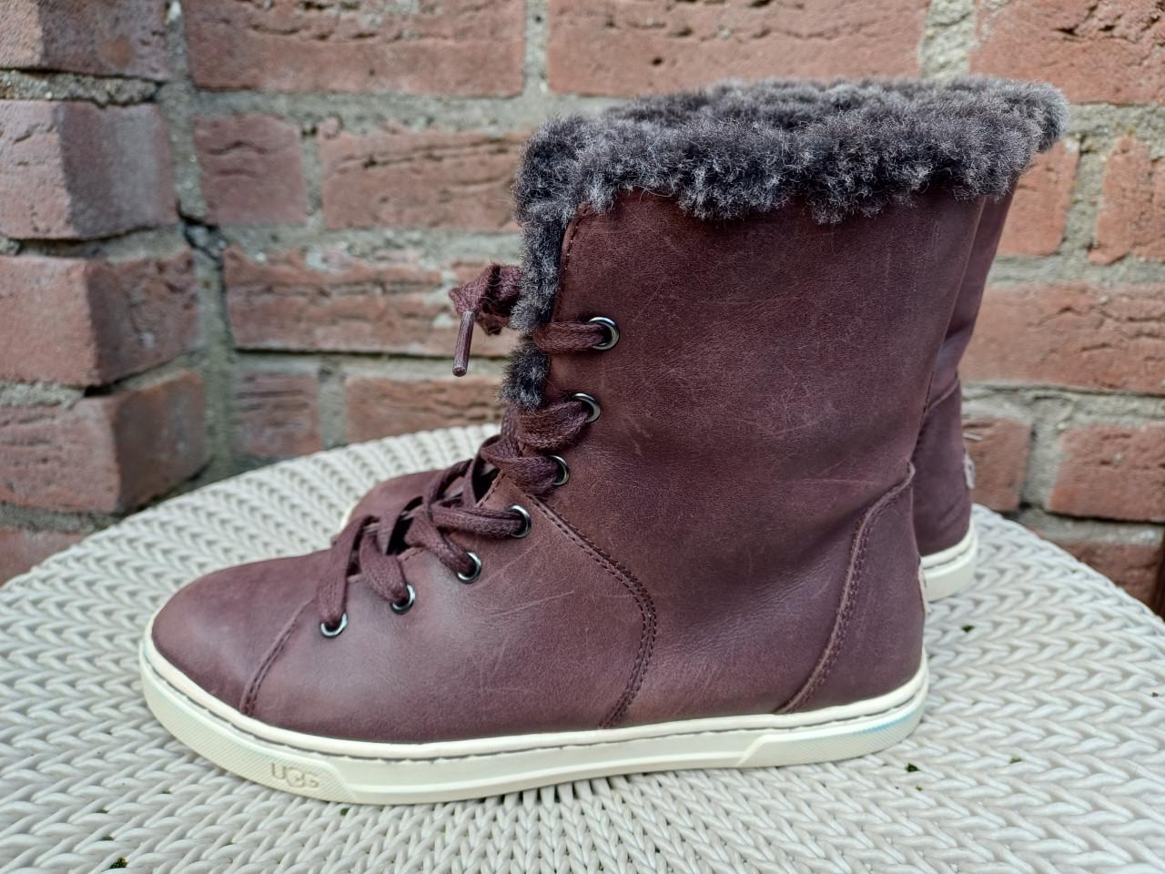 Leuke UGG's: gevoerde halfhoge veter laarsjes (bruin) maat 37