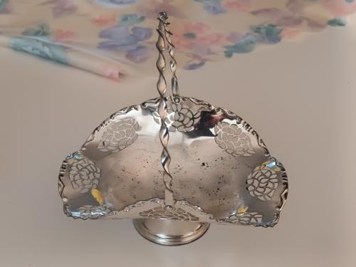 Antiek zileren bonbonmandje met een ajourgezaagd patroon