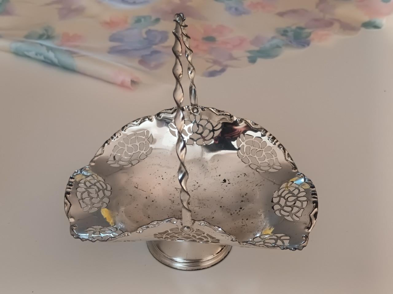 Antiek zilveren bonbonmandje met een ajourgezaagd patroon