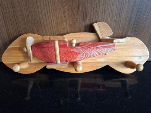 Houten kinderkapstok vliegtuig