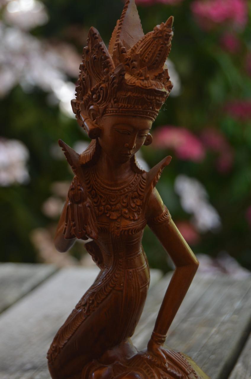 Fraai houtsnijwerk Balinese maangodin Dewi Ratih + Kala Rau