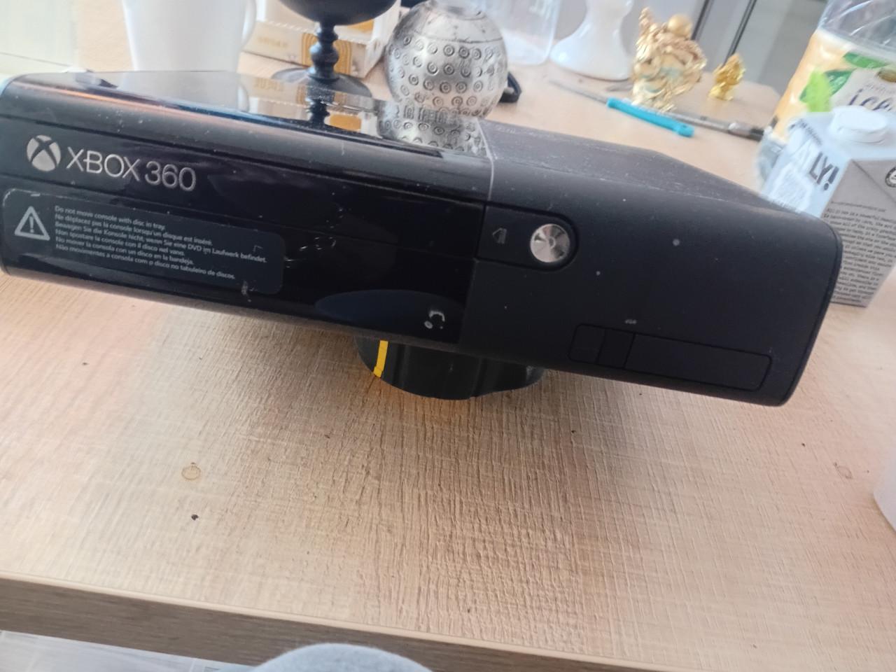Xbox 360 met 3 controllers