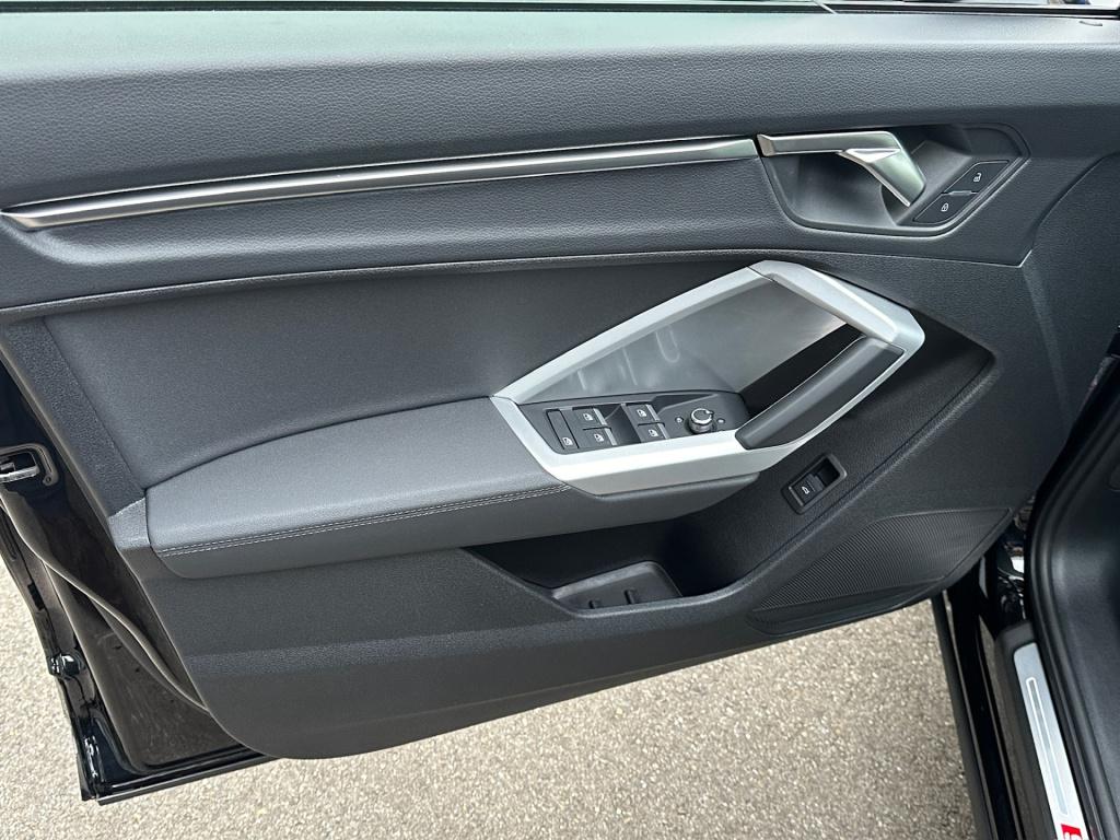 Audi Q3 35 tfsi s-line | panoramadak | zwart optiek | trekhaak | camera | e