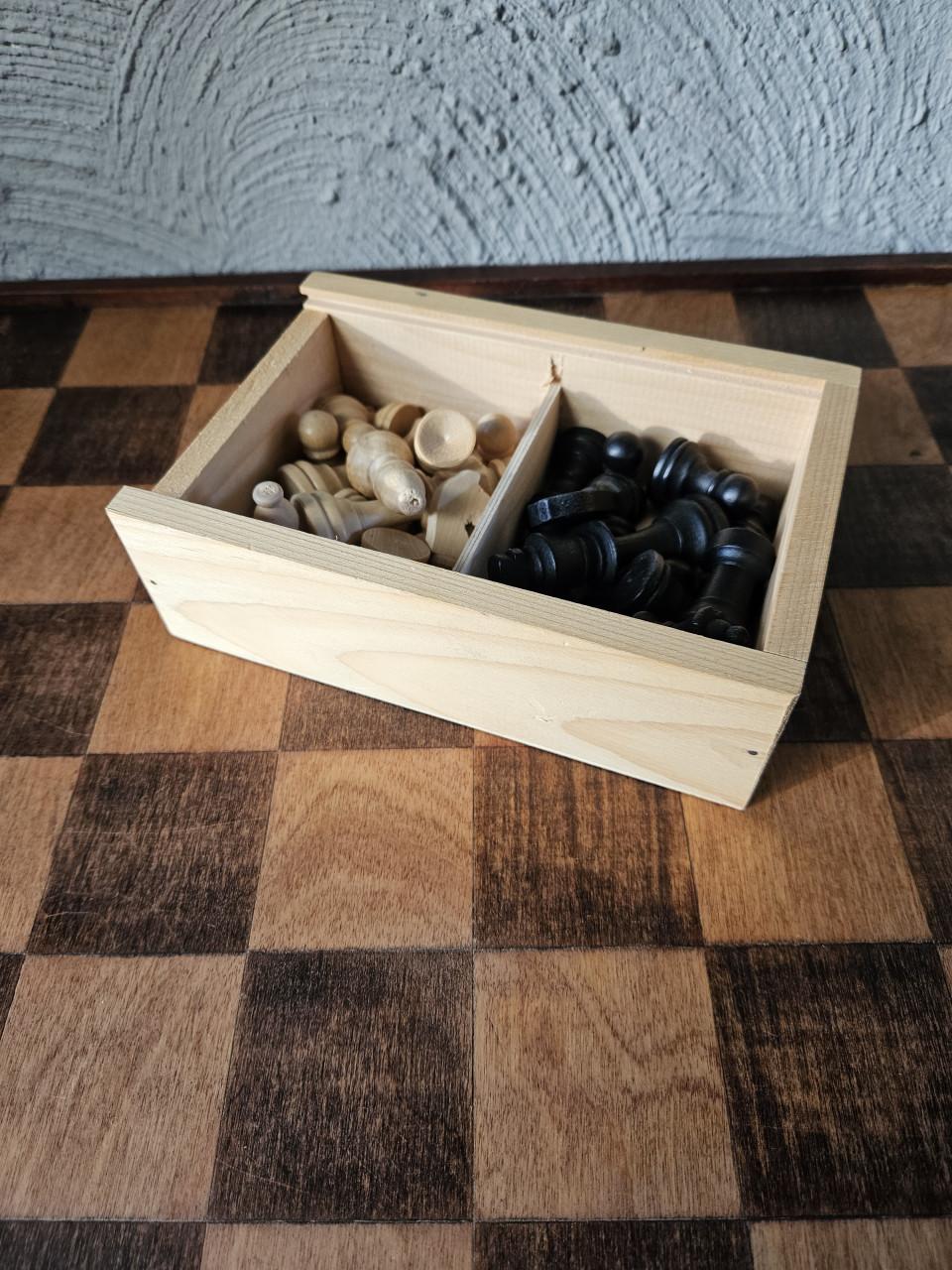 Groot antiek houten schaakspel met opbergdoosje, zeer nette staat