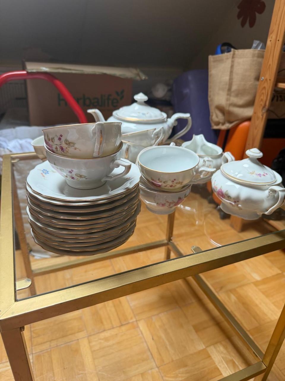 Theeservies met bloemboeketjes