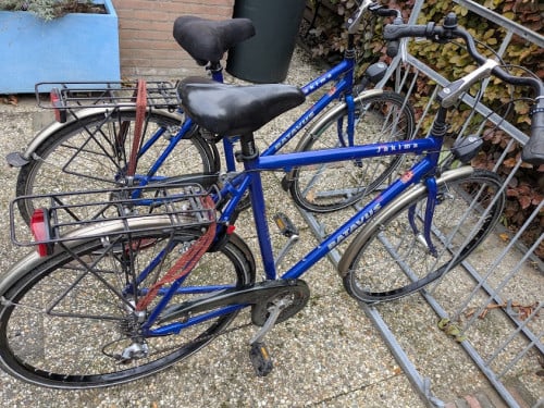 2 Batavus fietsen, dames en heren model, type Jakima maat 53 en 56