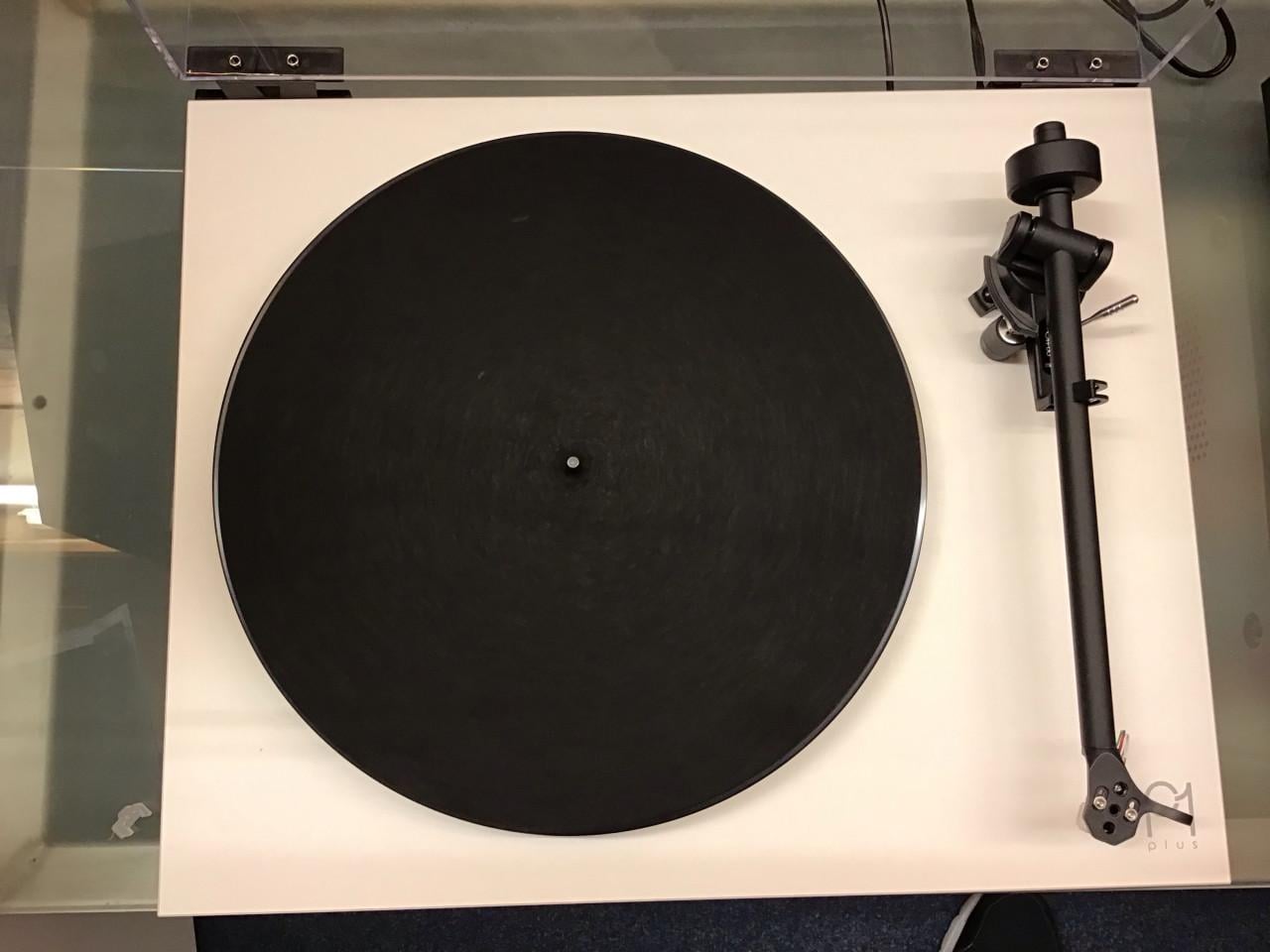 Rega Planar 1 + platenspeler met geïntegreerde voorversterker