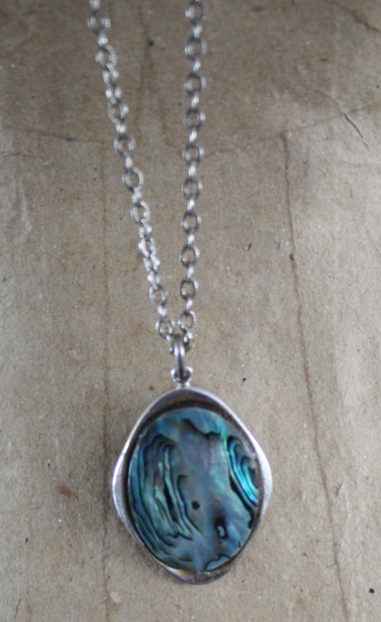 Zilverkleurige  parelmoer blauwe ketting en hanger